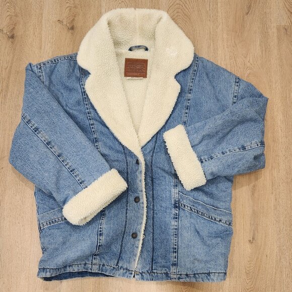 Levis's Sherpa Lined Denim Trucker Jacket - Picture 1 of 7